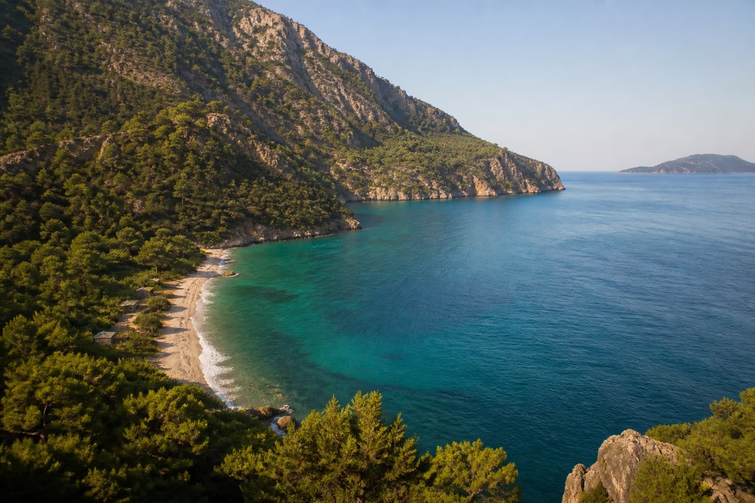 Kabak Koyu'nun çam ormanları ve turkuaz denizle çevrili kıyısı